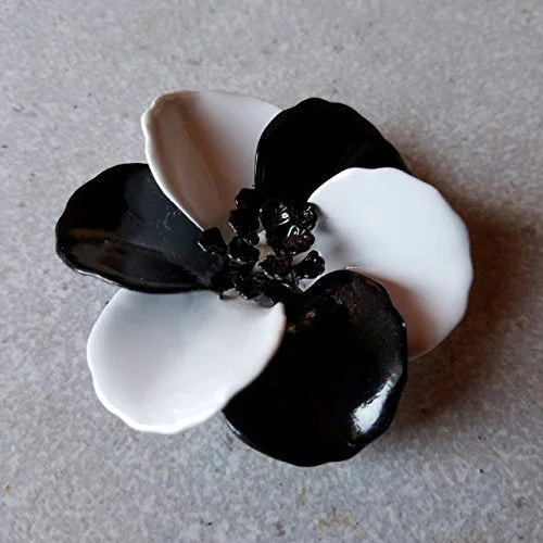 High-Quality Gold Brooch-Black and Whitel Flower Brooch